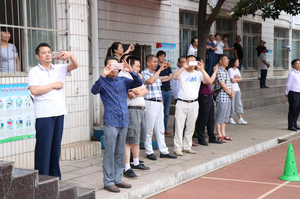 观摩学校大课间 William威廉官网