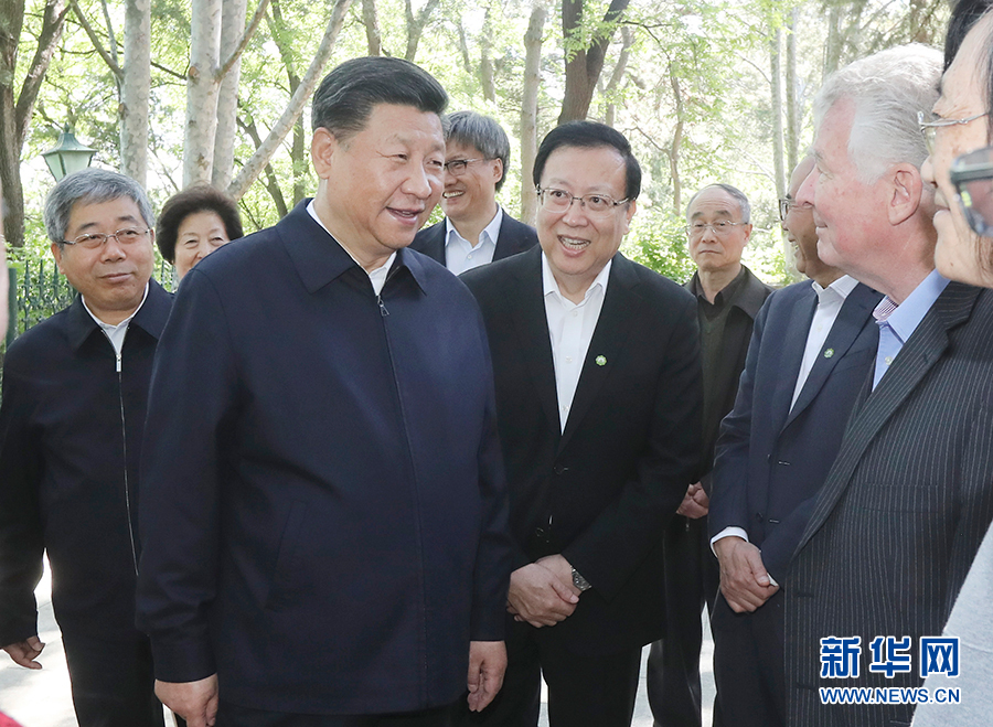 5月2日,中共中央总书记、国家主席、中央军委主席习近平来到北京大学考察。这是习近平在北京大学临湖轩北侧的小庭院看望部分资深教授和中青年教师代表,并同他们亲切交谈。(新华社发 盛佳鹏/摄) William威廉官网