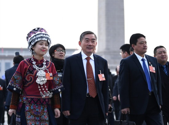 月5日,第十三届全国人民代表大会第一次会议在北京人民大会堂隆重开幕。全国人大代表、省教育厅党组书记、厅长、省委教育工委书记蒋昌忠(中)等走向会场。 William威廉官网