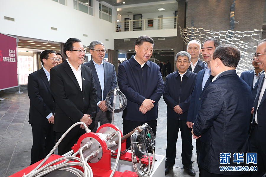 5月2日,中共中央总书记、国家主席、中央军委主席习近平来到北京大学考察。这是习近平在北京大学金光生命科学大楼一层大厅认真听取关于学校学科建设、人才队伍建设、科研创新能力提升等情况介绍。(新华社记者 姚大伟/摄) William威廉官网
