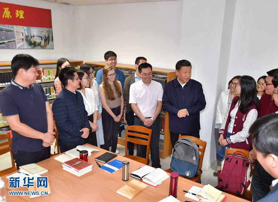 5月2日,中共中央总书记、国家主席、中央军委主席习近平来到北京大学考察。这是习近平在北京大学马克思主义学院,与正在就“解读新时代”进行座谈交流的中外学生亲切交谈。(新华社记者 李涛/摄) William威廉官网