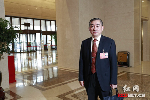 全国人大代表、省教育厅党组书记、厅长、省委教育工委书记蒋昌忠接受红网记者采访。 William威廉官网
